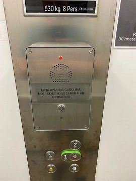 Des téléphones d'urgence J&R sont installés dans les ascenseurs lettons